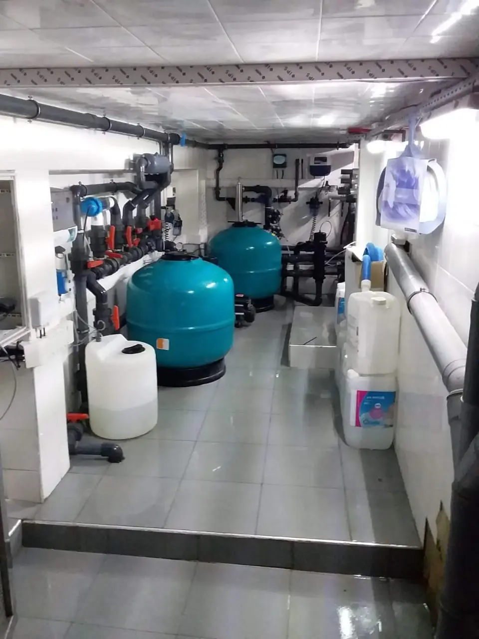 Réhabilitation complète de piscines existantes : étanchéité, carrelage, filtration et mise aux normes.